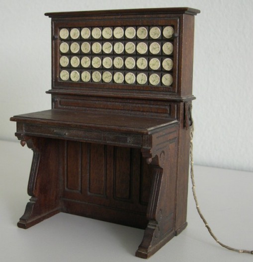  image of View of the Herman Hollerith Electric Tabulating Machine salesman's model from the side. 